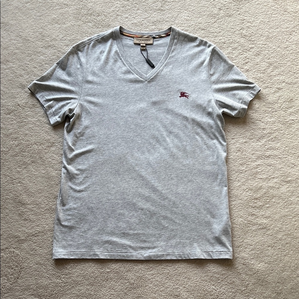 Burberry Jadford Vneck T-shirt with iconic Equestrian Knight logo SIZE M NWT
